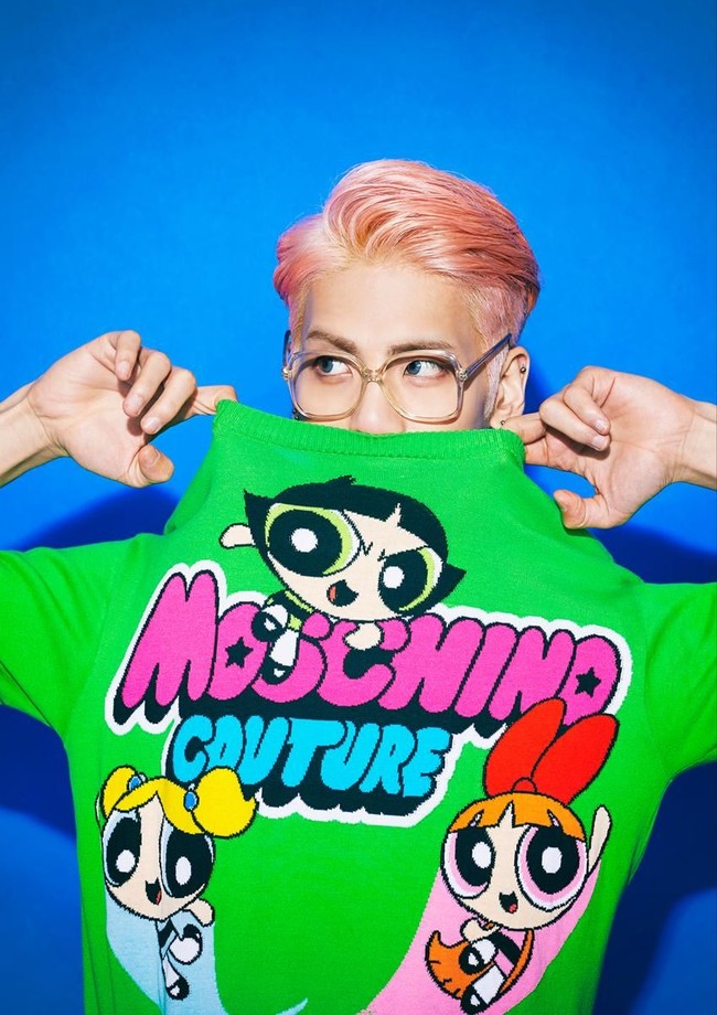 Sisi kanak-kanak ia tampilkan dengan memakai sweater hijau bergambar Powerpuff Girls karya Moschino. Alih-alih terlihat seperti anak kecil, Jonghyun tetap tampil fashionable. Foto: istimewa