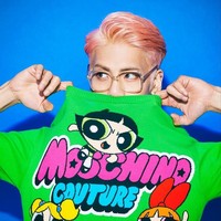 Sisi kanak-kanak ia tampilkan dengan memakai sweater hijau bergambar Powerpuff Girls karya Moschino. Alih-alih terlihat seperti anak kecil, Jonghyun tetap tampil fashionable. Foto: istimewa