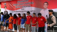 Dikawal polisi bersenjata, ke 12 tersangka ikut menyaksikan pemusnahan barang bukti narkoba /Foto: Istimewa