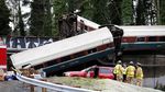 Foto: Melihat Bagian Kereta Amtrak yang Patah dan Timpa Mobil