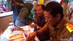 OK OCE! Begini Sibuknya Sandiaga di Dapur Stan Ayam Goreng