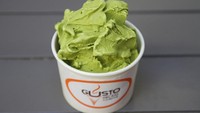 Gelato warna hijau ini sekilas tidak aneh karena warnanya familiar mirip green tea. Tapi begitu dihirup aromanya akan tercium aroma khas kemangi serta rasa yang tak kalah uniknya. Foto: Istimewa