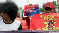 Massa membentangkan berbagai poster.