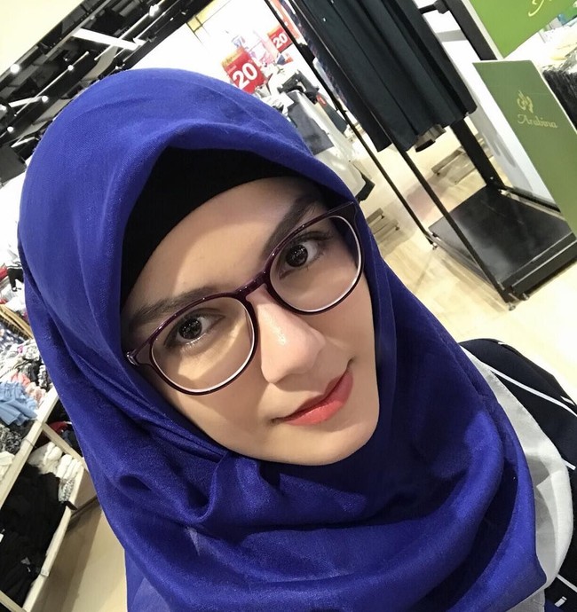 Nadya Almira mulai tampil dengan gaya hijab menutup dada sejak awal tahun ini. Namun ia sudah belajar berhijab di akhir 2016.  Foto: Dok. Instagram @nadya_almira