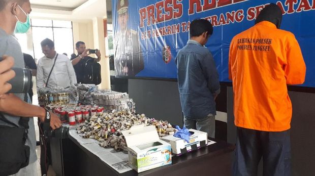 Polisi juga menangkap 2 orang produsen petasan di Kelurahan Bojong Nangka Kabupaten Tangerang.