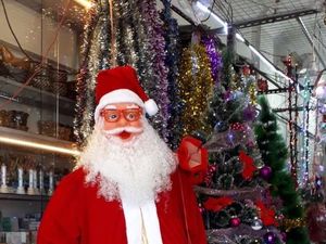 Kualitas Impor, Pernak-pernik Natal Ramai Diserbu Warga Pekanbaru