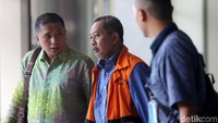 Sudiwardono berjalan meninggalkan gedung KPK.