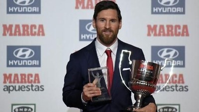 Foto: Messi Dianugerahi Trofi Pichichi & Alfredo Di Stefano