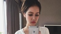 Dia beberapa kali menulis status galau di Facebook. Seperti pada tanggal 19 Oktober, dia mengunggah foto ini sambil menulis Youre not even trying to keep me
