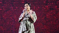 Lama tak terdengar suaranya, Astrid kembali naik ke atas panggung. Nada merdu khas miliknya kembali terdengar merdu.  Foto: Ismail