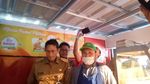OK OCE! Begini Sibuknya Sandiaga di Dapur Stan Ayam Goreng