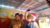 Sandiaga menggoreng ayam selama 20 menit dan sempat mengemas ayam goreng tersebut. Silakan diambil ini sudah dimatang, diambil silakan, ujar Sandiaga menawarkan ke warga.