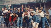 Foto Anies bersama teman-temannya. Anies masuk UGM pada 1989 di Fakultas Ekonomi.