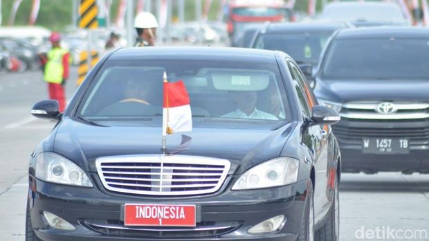 Tekan Sirine, Jokowi Resmikan Tol Sumo