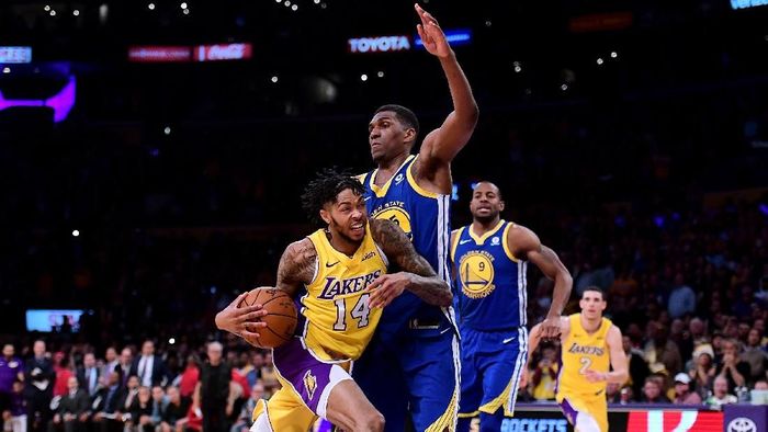 Golden State Warriors harus melewati overtime untuk mengalahkan Los Angeles Lakers (Foto: Harry How/Getty Images) Golden State Warriors harus melewati overtime untuk mengalahkan Los Angeles Lakers (Foto: Harry How/Getty Images)