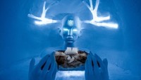 Ruangan Queen of The North mungkin adalah yang paling heboh. Tampak sebuah kasur dari es yang seakan dilindungi oleh sosok dewi bertanduk rusa (IceHotel)