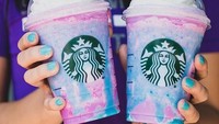 Unicorn Frappuccino dari Starbucks. Minuman yang satu ini sangat viral di instagram. Berwarna sesuai dengan corak unicorn ditambah sentuhan magis yang bisa membuat warnanya berubah. Memberi keceriaan bagi yang meminumnya. Foto: Istimewa