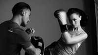 Selain itu, istri dari Rio Dewanto ini juga gemar melakukan olahraga dengan intensitas yang cukup berat, yaitu kick boxing. Foto: Instagram/@atiqahhasiholan