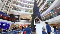 Beragam sajian Natal yang sangat identik dengan salju juga turut serta dibawa ke Jakarta.