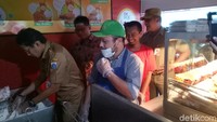 Sandiaga dengan sigap langsung memakai sarung tangan plastik. Dia ikut mengaduk adonan ayam goreng sebelum digoreng.