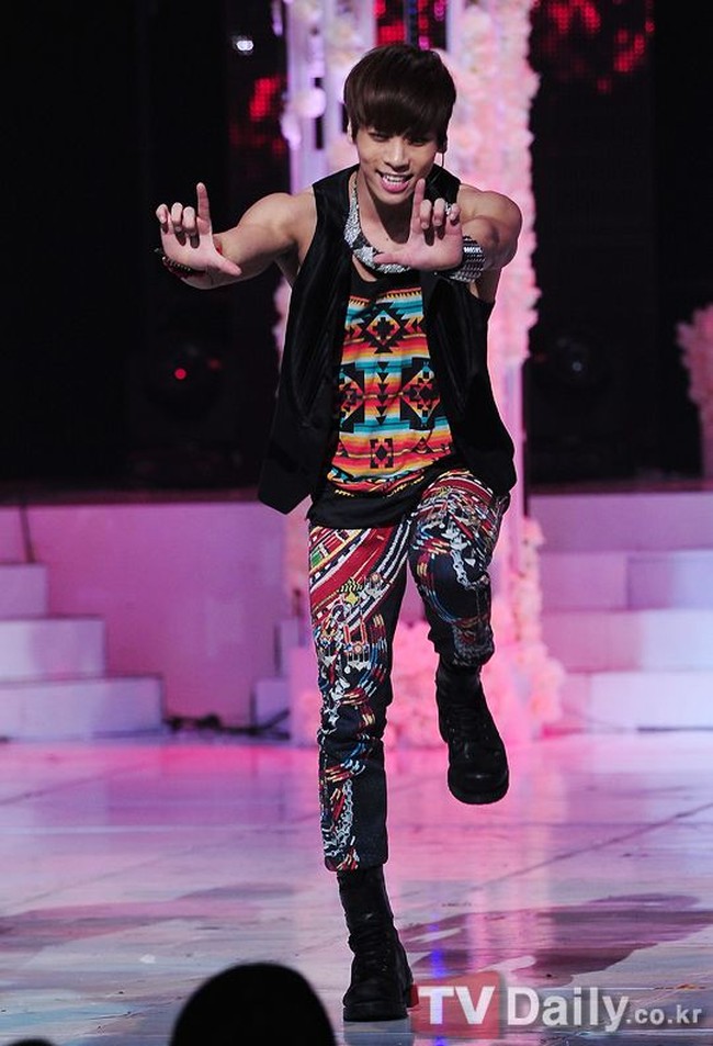 Shinee kerap memakai konsep busana dengan warna-warna terang dan motif atraktif. Seperti yang dikenakan Jonghyun ini, ia mengenakan tank top motif Navajo. Berani tabrak motif, ia memadukannya dengan celana motif Masai yang juga bernuansa tribal. Foto: istimewa