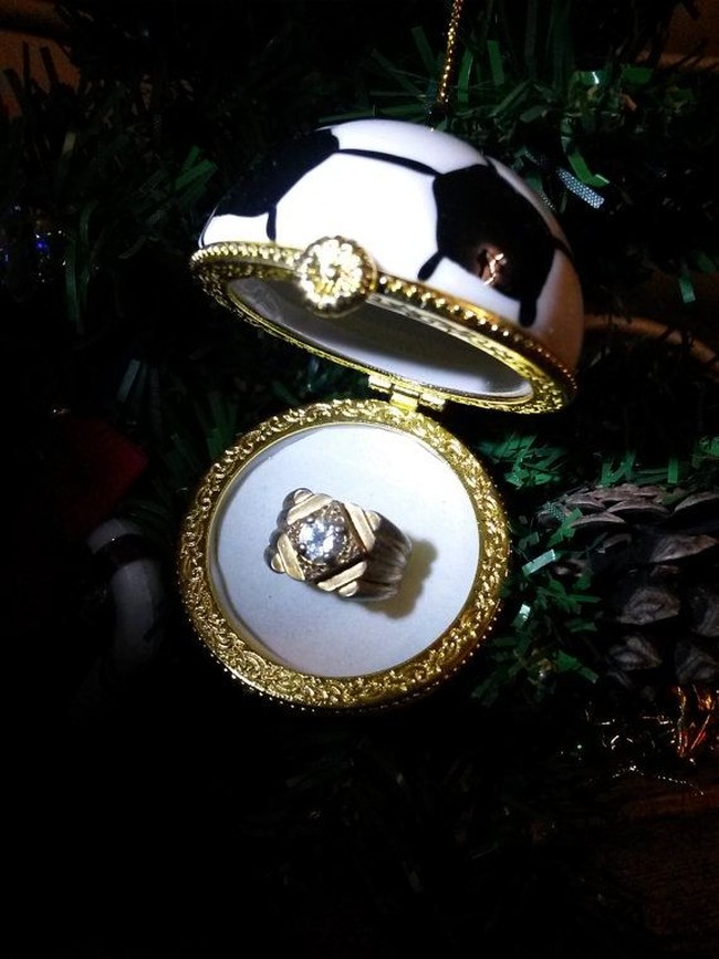 Kotak cincin berbentuk bola kaki ini cocok bagi dia yang berjiwa sporty dan penggila sepakbola. Foto: Pinterest