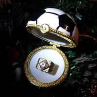Kotak cincin berbentuk bola kaki ini cocok bagi dia yang berjiwa sporty dan penggila sepakbola. Foto: Pinterest