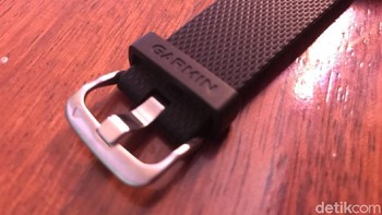 Strap bawaan terbuat dari rubber yang ringan dan nyaman. Foto: Adi Fida Rahman/detikINET