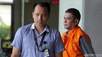 Taufiqurrahman tak berkomentar soal pemeriksaannya. Dia langsung masuk ke mobil tahanan.