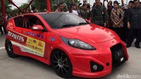 Terlihat Ezzy dengan warna merah tersebut langsung menuju gerbang tol.