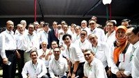 Selain dengan dosen, Jokowi juga bernostalgia dengan teman-teman semasa kuliah. Dia sempat menyapa teman kuliahnya yang disebut paling nakal (Foto: Rusman - Biro Pers Setpres)