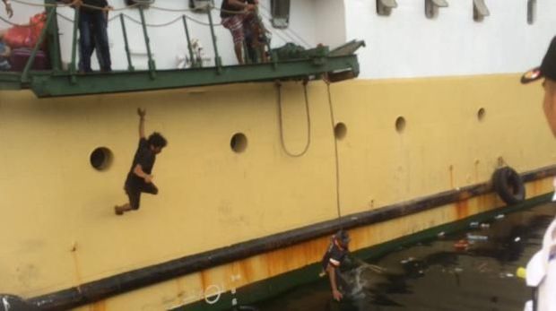 Porter loncat saat kapal mulai bertolak