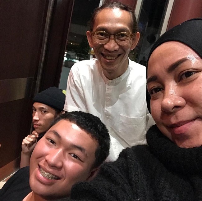 Melly Goeslaw juga sempat foto bersama suaminya Anto Hoed dan kedua anak tercinta sebelum berangkat. Terlihat Melly Goeslaw menambahkan sweater rajut hitam yang menghangatkan tubuh.  Foto: Dok. Instagram