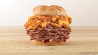 Wah, ini dia burger yang bisa membuat kita kenyang hanya dengan melihatnya. Lihat saja 600 gram daging yang tersusun rapih di bawah curly fries dan lelehan sausnya. Sangat menggiurkan! Foto: Istimewa