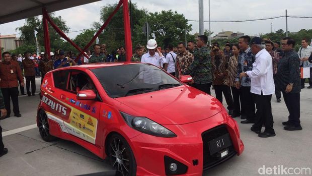 Setelah Resmikan Tol Sumo, Jokowi Jajal dengan Mobil Listrik.