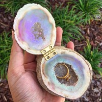 Kotak cincin berbentuk kerang seolah menggambarkan dialah satu-saunya mutiara hati Anda. Foto: Pinterest