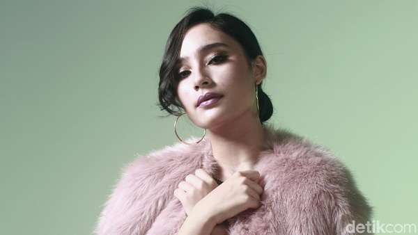 Cantiknya Tatjana Saphira dengan Jaket Bulu Cantiknya Tatjana Saphira dengan Jaket Bulu