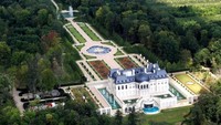 Rumah itu dibangun dengan gaya serupa dengan istana yang terdekat di Versailles. Istimewa/Reuters.