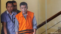 Taufiqurrahman keluar ruang pemeriksaan dengan dikawal petugas.