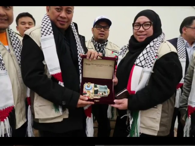 Selain Melly Goeslaw, penyanyi Opick juga ikut terbang untuk membela Palestina. Seperti di foto ini, tampak Melly Goeslaw memakai baju dan kerudung serba hitam ditambah rompi warna khaki serta syal Palestina. Foto: Dok. Instagram