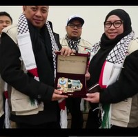 Selain Melly Goeslaw, penyanyi Opick juga ikut terbang untuk membela Palestina. Seperti di foto ini, tampak Melly Goeslaw memakai baju dan kerudung serba hitam ditambah rompi warna khaki serta syal Palestina. Foto: Dok. Instagram