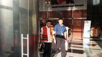 Foto: Haris Fadhil/detikcomNovanto tampak berjalan perlahan tanpa dipapah (Foto: Haris Fadhil/detikcom)