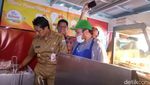 OK OCE! Begini Sibuknya Sandiaga di Dapur Stan Ayam Goreng