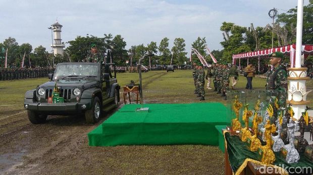 Kasdam IV/Diponegoro memeriksa pasukan