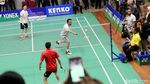 Lihat Aksi Menpora yang Jatuh Bangun Lawan Ricky/Candra