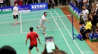 Mereka melawan legenda ganda putra: Ricky Subagja dan Candra Wijaya.