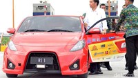 Intinya produk berbasis riset pasti akan kita tindak lanjuti, tidak akan kita diamkan. Sebisa mungkin akan kita arahkan ke industri, kata Jokowi menanggapi mobil listrik tersebut.