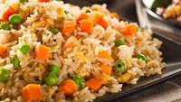 Nasi yang dimasak dengan bumbu sederhana seperti bawang putih, bawang merah dan sedikit kemiri serta lada tentu akan jadi bekal makana siang enak. Anda bisa tambahkan telur, potongan daging ayam dan sayuran.  Foto: iStock