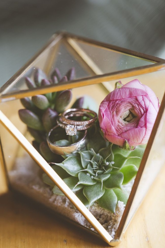 Sempat menjadi tren dekorasi ruangan, terrarium yang biasa digunakan sebagai wadah tanaman hias bisa Anda manfaatkan sebagai kotak cincin. Sentuhan alam akan meninggalkan kesan yang unik. Foto: Pinterest