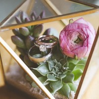 Sempat menjadi tren dekorasi ruangan, terrarium yang biasa digunakan sebagai wadah tanaman hias bisa Anda manfaatkan sebagai kotak cincin. Sentuhan alam akan meninggalkan kesan yang unik. Foto: Pinterest